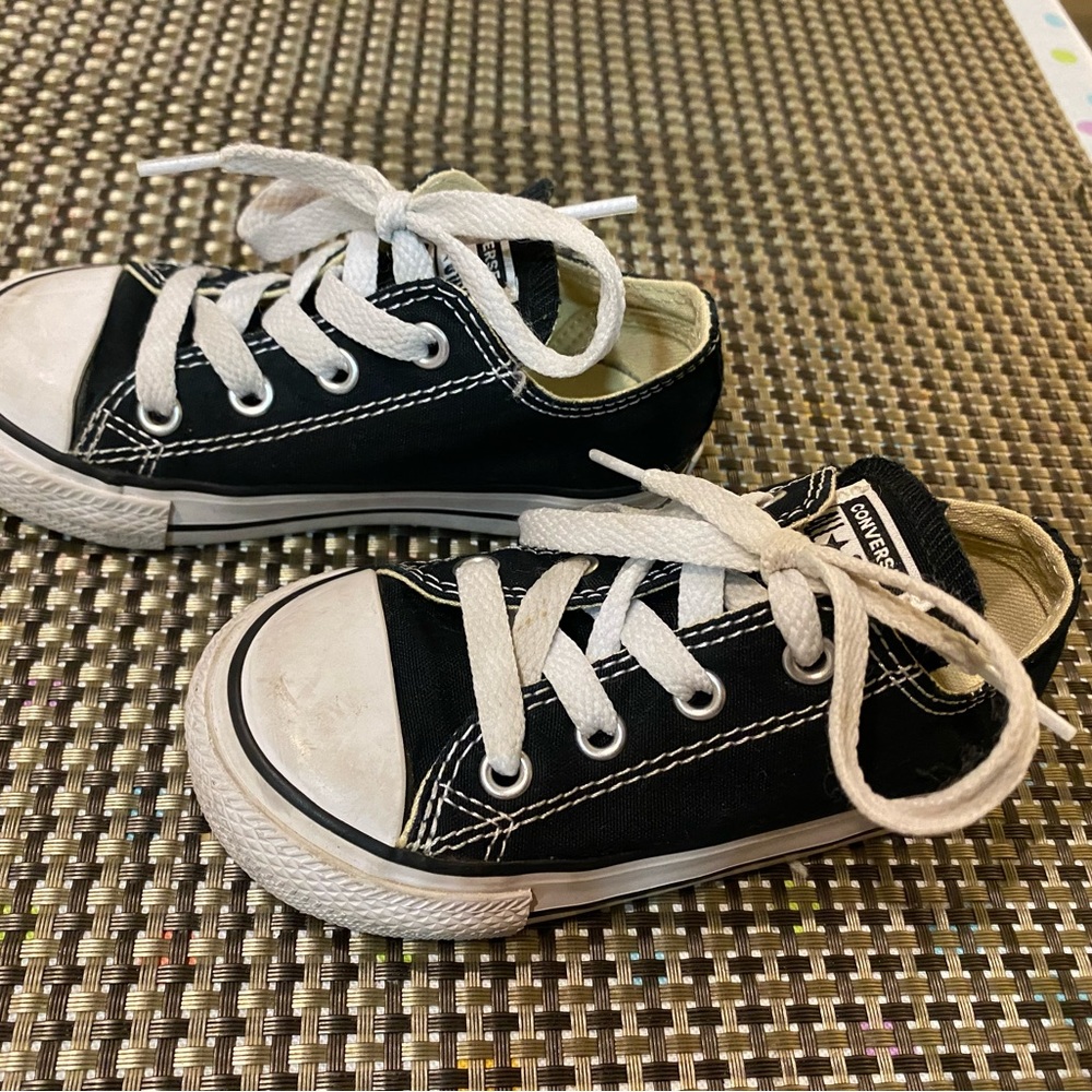 Converse Sneakers size 7 - Picture 2 of 8